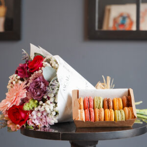 Alternative view of Ramo Mediano + 12 Macarons