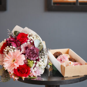 Alternative view of Ramo Mediano + 6 Mini Donuts surtidas