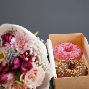 Alternative view of Ramo Petit + 2 Donuts surtidas