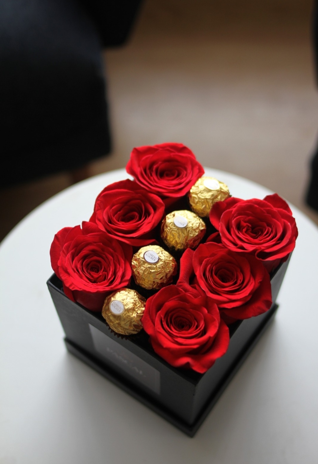 Caja sorpresa-Incluye 6 rosas rojas mas Ferrero Rocher