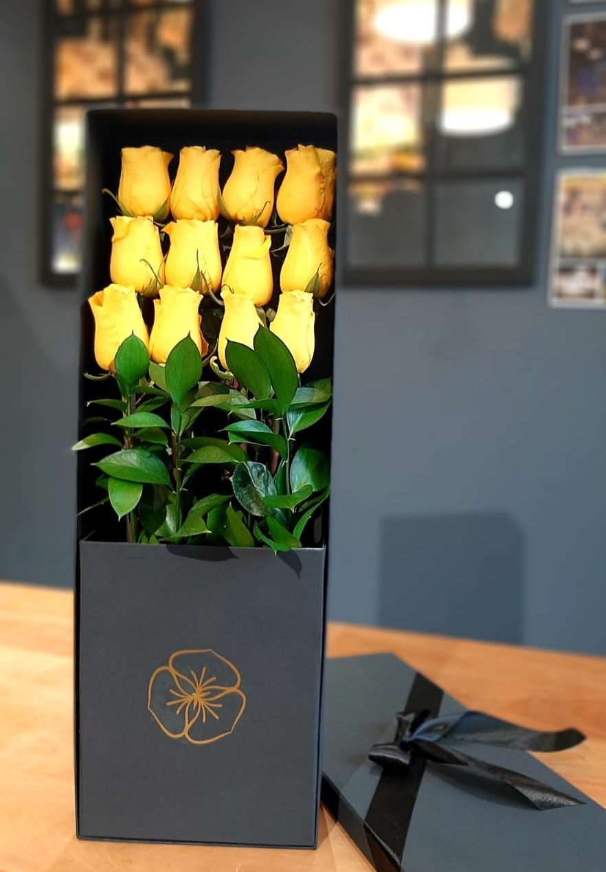 Caja 12 rosas amarillas