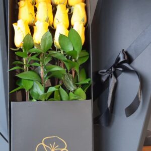 Alternative view of Caja 12 rosas amarillas