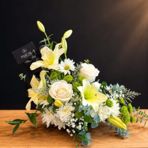 Arreglo de Condolencias asimétrica (rosas blancas)